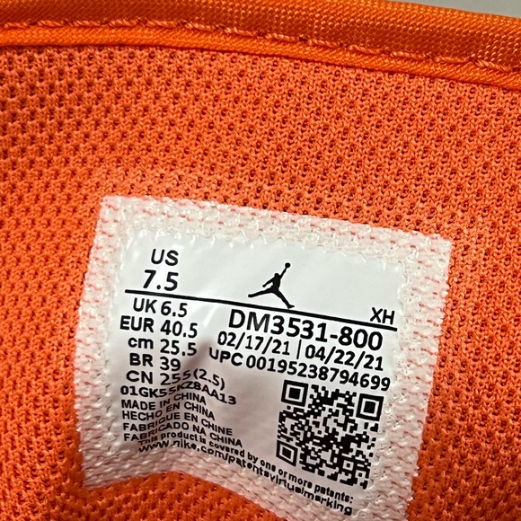 Air Jordan 1 MID SE, Electro Orange - Picture 12 of 13